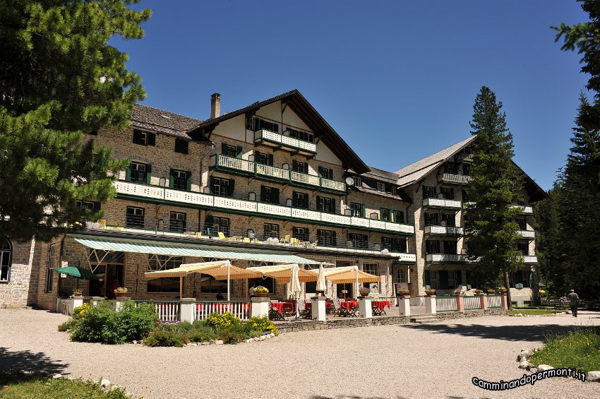 04 Hotel Lago di Braies.JPG